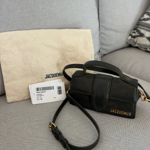 Khaki Jacquemus Le Bambino  - Säljer min Jacquemus-väska i modellen Le Bambino mini bag, i färgen Khaki. Original dustbag och etikett följer med. Hör gärna av dig om du vill ha fler bilder
