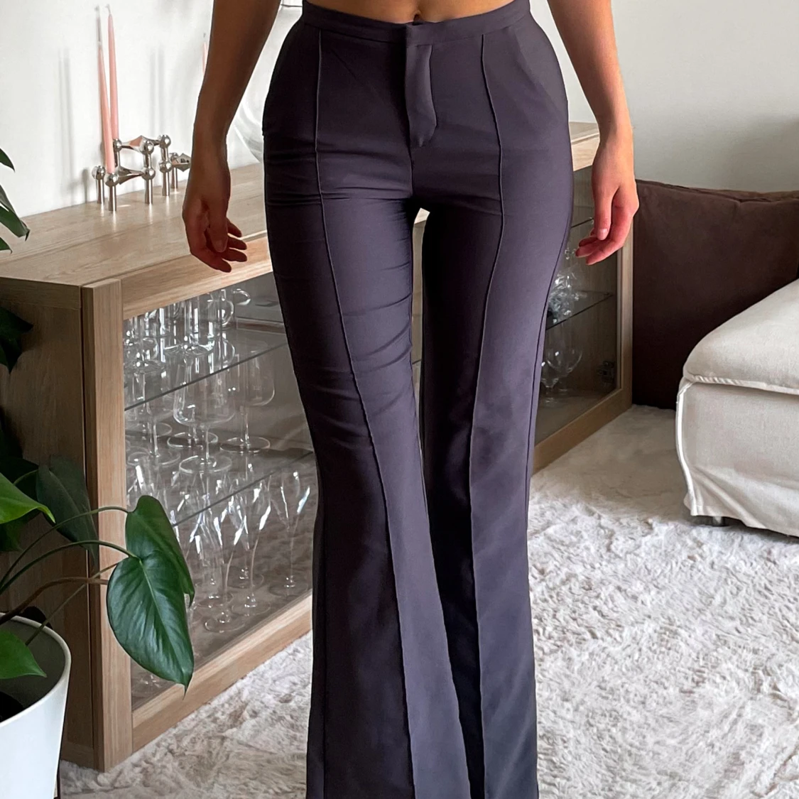 Grå bootcut kostymbyxor