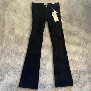 Svarta bootcut jeans från ONLY 164 - Snygga svarta jeans från ONLY i modellen Kogroyal Life Reg Flared. De har bootcut-ben och är tillverkade i svart denim. Perfekta för dig som gillar en klassisk men trendig look. Modellen har normal passform och stilren design. Dem är helt nya med pris lapp och nypris är 399kr.