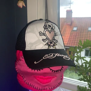 Ed Hardy Truckerkeps  - Knappt använd truckerkeps från Ed Hardy, inköpt på Zalando förra året. Slutsåld nu. Enligt beskrivningen är det storlek 58 men den har spänne bak så man kan ändå ändra själv!  