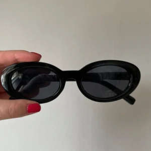 Svarta ovala solglasögon - Så snygga, knappt använda 