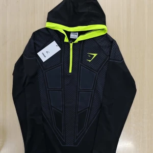 Gymshark Onyx v1 gul  - Svart gul Gymshark Onyx V1. Obs det är en rep. Men fortfarande väldigt sällsynt eftersom det ej görs fortfarande.