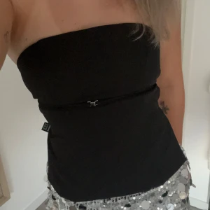 Svart topp - Säljer denna skitsnygga toppen från shein som endast är testad! 🌸nypris = 100 kr