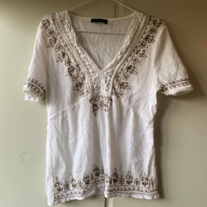 Vit blus  - tröjan är i storlek L men passar även på mig som har s/xs dock är den lite stor på mig!