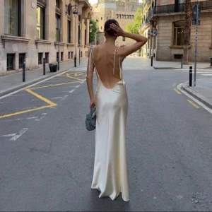 Satinliknande sommarklänning! - Så så fin klänning som är öppen i ryggen med justerbara band du knyter själv! Det är i något satinliknande material men ändå inte! Ryggen är djupare ju kortare du är och klänningen är i xs så ungefär för någon som är 165 cm max lång! Jag är själv 170 och det är därför jag säljer! Kom privat för fler frågor💓