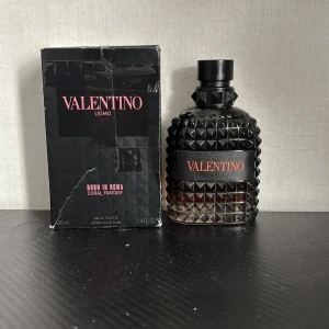 Valentino Uomo Born In Roma Coral Fantasy - Säljer en Valentino Uomo Born In Roma Coral Fantasy kommer i en cool, nitar-inspirerad glasflaska med svart och korallfärgad gradient. Flaskan har en robust, lyxig känsla och svart etikett med röd text. Doften är Eau de Toilette och flaskan rymmer 100 ml. Pris kan diskuteras 