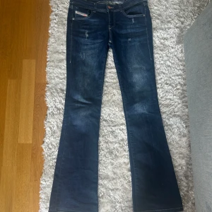 Mörkblå bootcut jeans från Diesel - Snygga lågmidjade mörkblå jeans från Diesel med bootcut💘