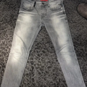 Grå jeans från Replay - Säljer mina replay jeans i slim passform. Dom är i bra skick och har inga fläckar eller defekter. Hör av er vid intresse. Priset går att diskutera!