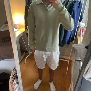 Ljusgrön stickad pikétröja These Glory Days - Säljer en ljusgrön stickad pikétröja från These Glory Days i storlek small. Tröjan har klassisk krage, lång ärm och en snygg, diskret struktur i materialet. Perfekt för dig som gillar stilrena och bekväma plagg med modern känsla. Aldrig använd