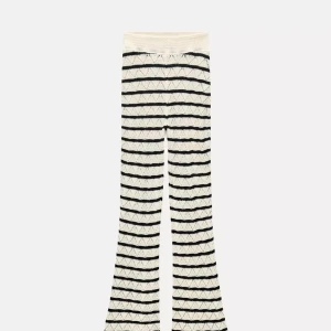 Randiga stickade byxor, Zara - Snygga stickade byxor med svartvita ränder och mönster. Köpta på Zara men finns inte kvar, har endast testat prislapp finns kvar!