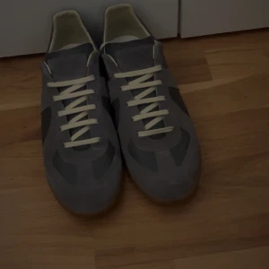 Maison margiela  - Säljer ett par gråa  sneakers från Maison Margiela gats mörkblåa.                                                      Cond 9/10✅.                                                                   Vid snabba affärer utlovas ett bra pris 