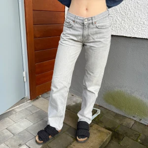 Raka gråa jeans - Säljer dessa snygga gråa jeans från ginatricot💘 jeansen är sparsamt använda, vilket innebär knappt några defekter på de⭐️Kontakta vid frågor, fler bilder eller om du vill diskutera priset💗