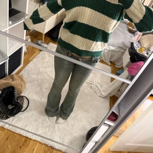 Grön/vit randig stickad tröja - Jättefin stickad tröja i vitt/grönt som är perfekt till höstsäsongen!! Väl använd men inga defekter