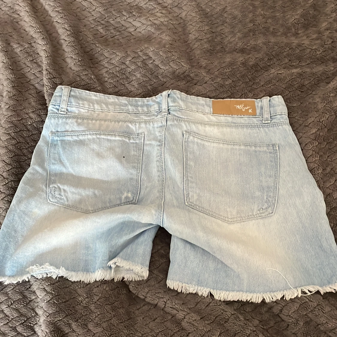 Ljusblå jeansshorts med fransig kant - 1