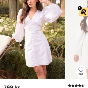 Vit kort klänning bubbleroom - Säljer nu denna superfina slutsålda klänning från bubbleroom i strlk M. Klänningen har omlottkänsla, markerad midja och små knappar framtill. Perfekt för sommarens alla tillfällen. Köpt för 799, säljer för 550+frakt, prislapp kvar. 
