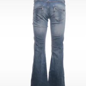 Blå bootcut jeans från ONLY W28 L34 - Snygga blå jeans från ONLY med bootcut-modell och klassisk femficksdesign. Jeansen har en lätt tvättad look och normal passform. Perfekta för dig som gillar en retrovibe och vill ha ett par jeans som sticker ut lite extra.💗💗😍🤩