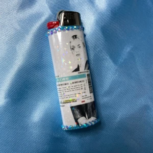 BLADEE - eversince - lighter - ⭐️ 1st Refillable BIC MAXI LIGHTER med gtbsbe inspirerad wrap⭐️ ✨Tillsammans med lightern kommer random foto, drain stickers och freebies! (klistermärken + godis) ✨