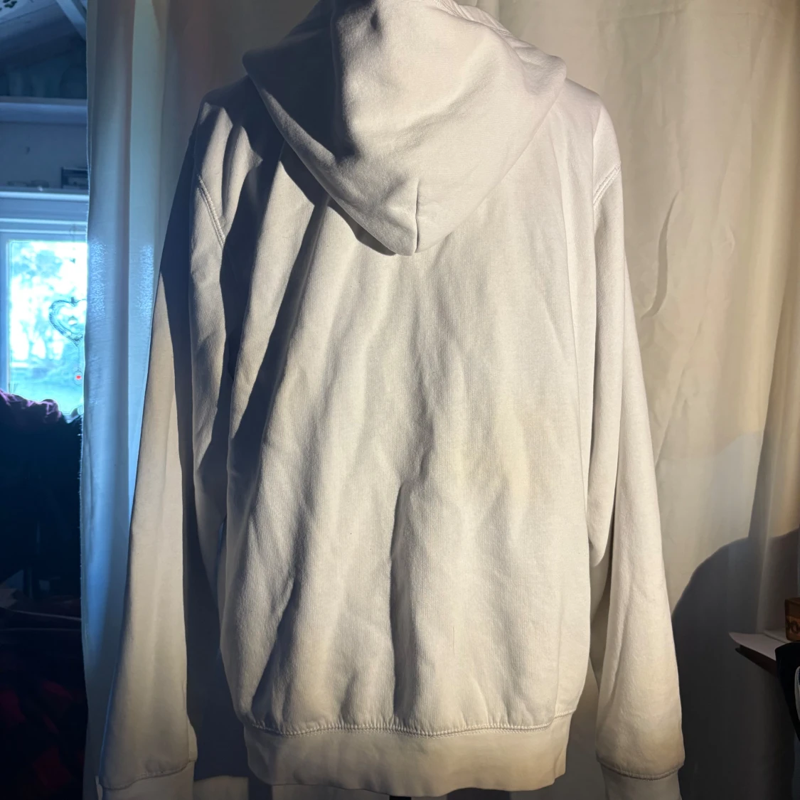 Vit hoodie med dragkedja och huva - 1