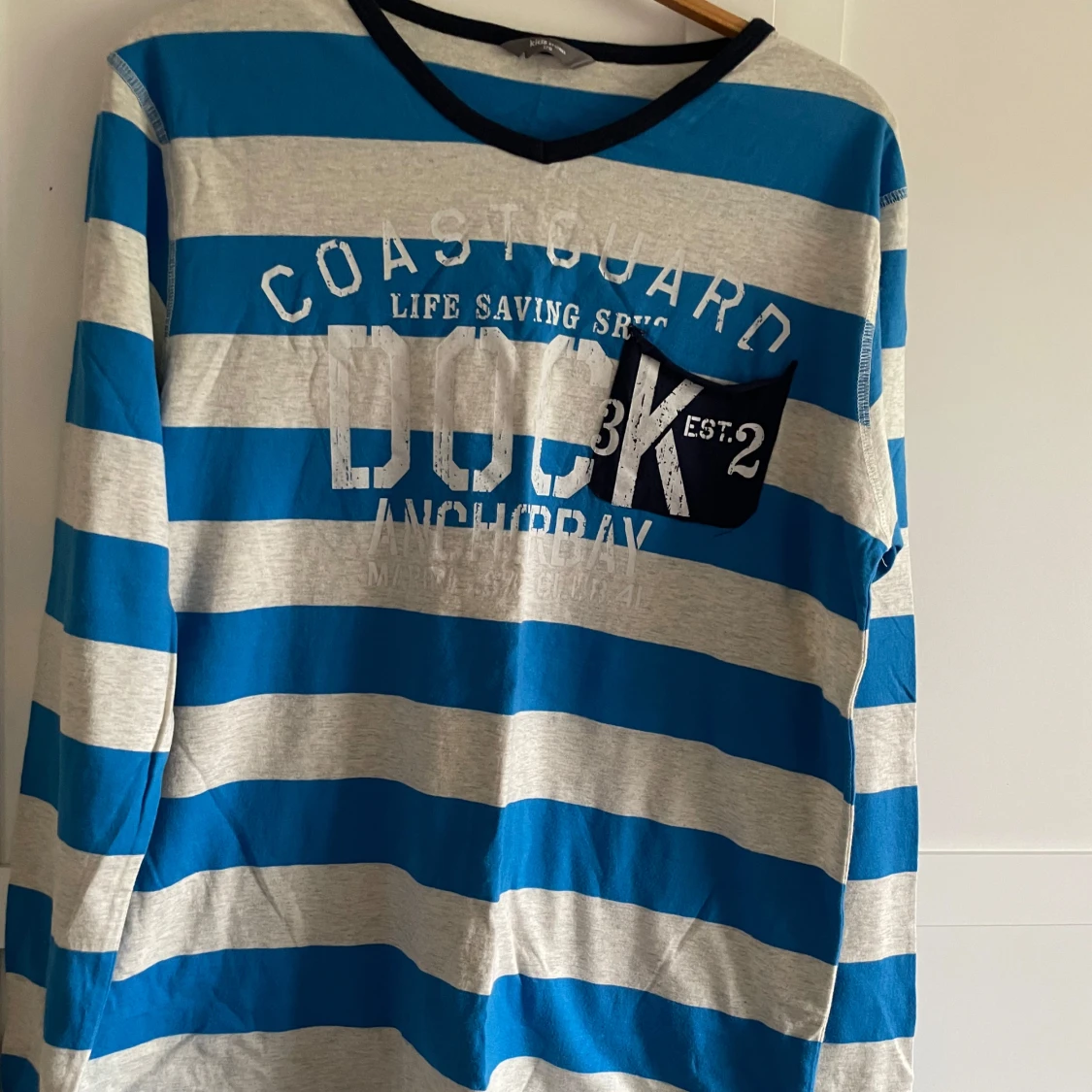 Randig långärmad tröja med tryck