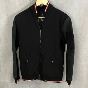 Ralph Lauren cardigan - Ralph Lauren Cardigan i riktigt fint skick, storlek S. Modellen är 185.