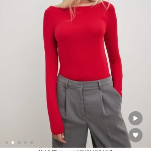 Röd långärmad topp från NA-KD - Snygg röd långärmad topp från NA-KD med rund halsringning och figurnära passform. Tillverkad i mjuk bomullsmix som känns skön mot huden. Perfekt att styla med jeans eller kostymbyxor för en clean och trendig look. Använd endast 1 gång! 