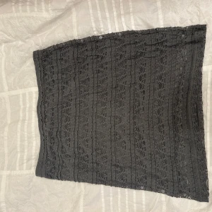 Kjol med spetsdetaljer - Söt kjol med spetsdetaljer. Köpt second hand men i bra skick.