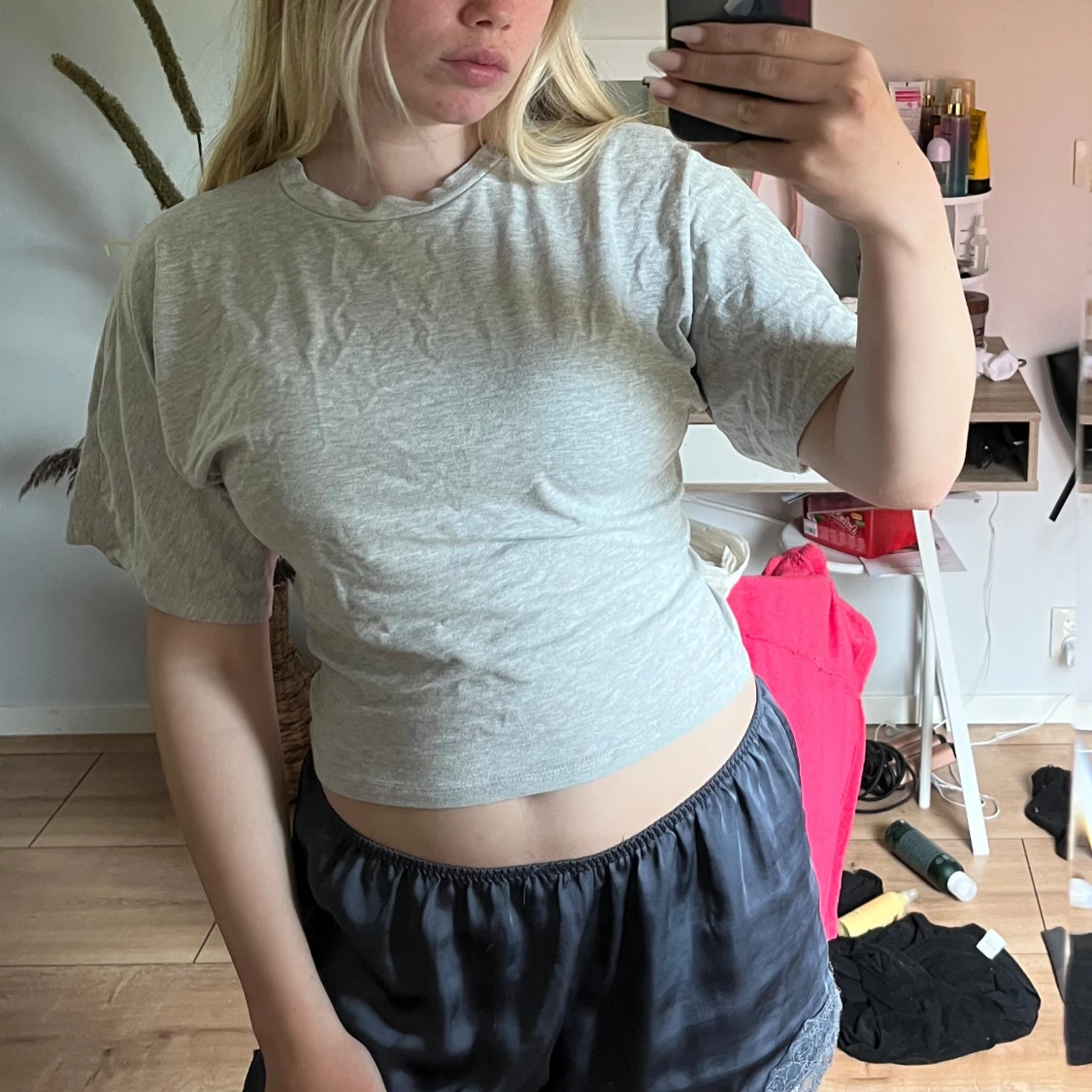 Ljusgrå croppad t-shirt