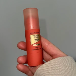 Max Factor Miracle Pure Blush Balm - Max Factor Miracle Pure Luminous Touch Blush Balm i färgen 35 Coral Blush. Krämrouge i stickformat med en fräsch korallnyans. 🪸Perfekt att svepa på kinderna för en naturlig, fräsch look. Perfekta sommar färgen!! Oanvänd, endast swatchad. Tyvärr inte i min smak. 