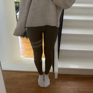 Stronger thights - Säljer mina fina olivgröna Stronger thights som ej kommer till användning. Bra skick, men trycket på benet är lite lite slitet efter tvätt. Men ingenting som syns. Nypris: 699kr 