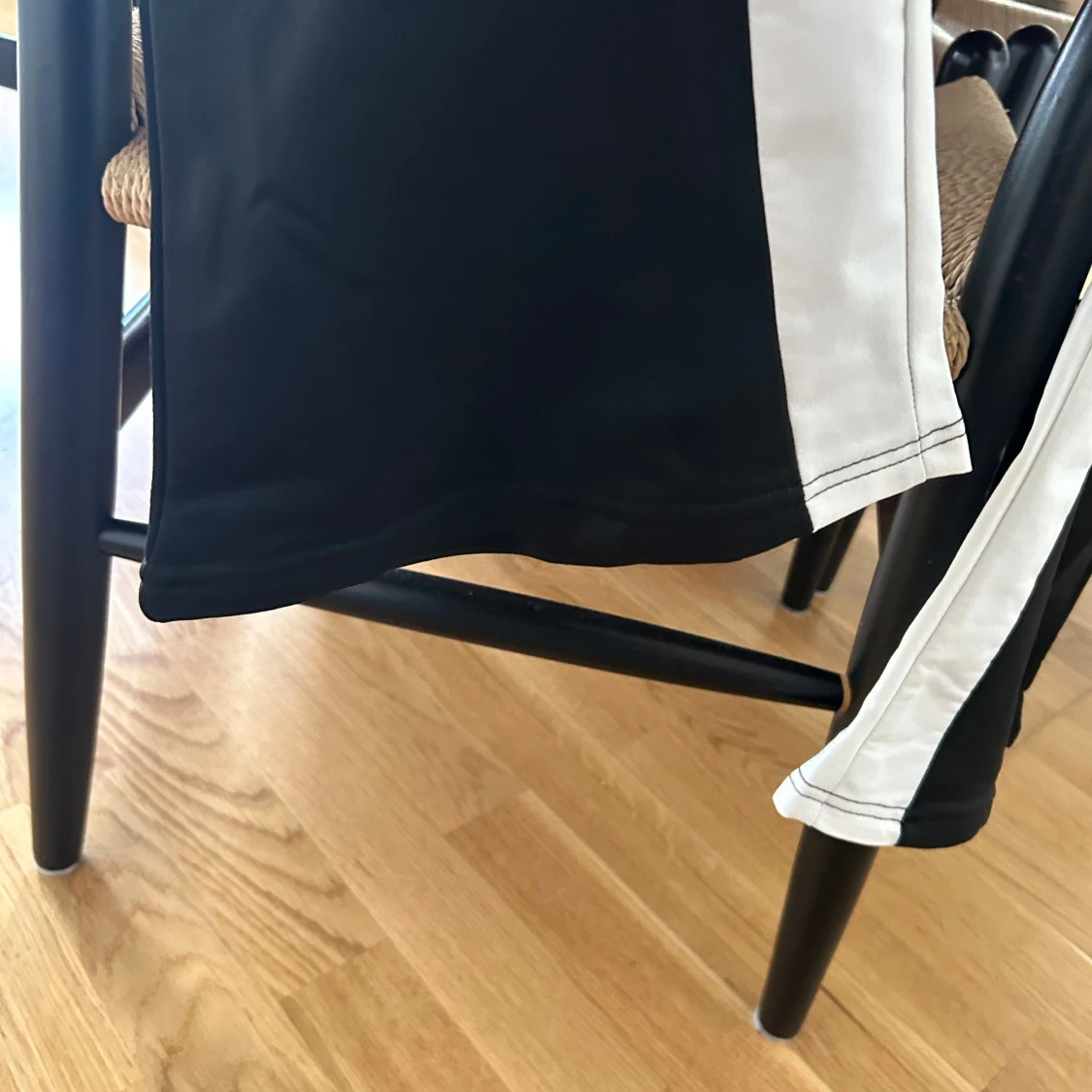 Svarta mjukisbyxor med vita ränder och B-logga - 1