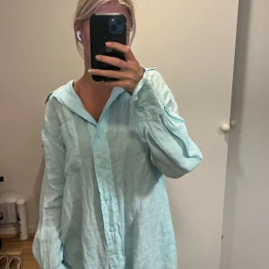 Ljusblå oversized linneskjorta - Säljer en ljusblå oversized skjorta i linne från Gina Tricot. Helt oanvänd med prislappen kvar. Nypris 499kr💕Priset är diskuterbart