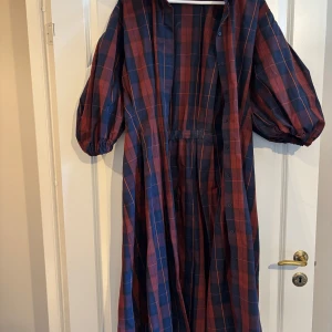 Rutig långklänning från Dagmar - Snygg långklänning från Dagmar i rödblått rutigt mönster. Knappt använd och nypris ca 1500kr