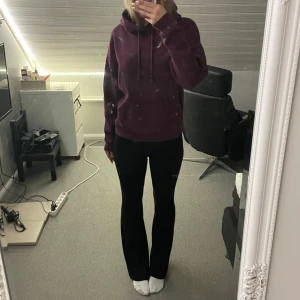 Vinröd hoodie! - Otroligt fin vinröd hoodie ifrån bikbok jag köpte för några år sedan! Använd fåtal ggr och anser att den är som ny💕✌️ Säljer endast för att jag aldrig använder den trots att den är otroligt fin❤️
