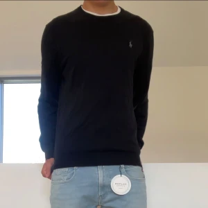 Stickad Ralph Lauren tröja - Säljer en sjukt fet stickad Ralph Lauren tröja i strl M. Tröjan är svart och är i mycket bra skick utan några defekter!! Hör gärna av er vid frågor eller funderingar!!