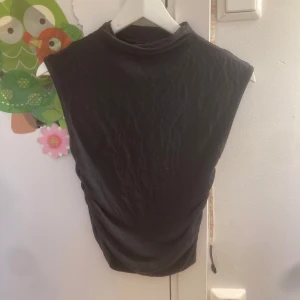 Gina tricot top - Mjukt tygg, stl S som ny svårt att såga färgen på den men mörk grå