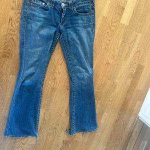 True religion jeans - Så fina! Lite slitna ner till men annars super fint skick med tanke på att de är gamla! Modellen heter Bobby