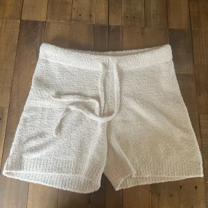 Vita mysiga shorts från H&M - Oanvända supermjuka och fluffiga vita shorts från H&M i storlek L. De har en bred resår i midjan med snörning.