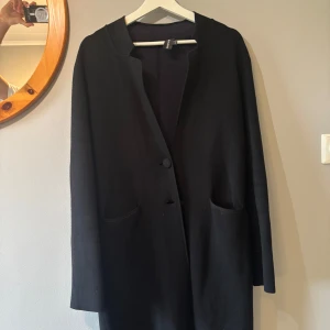 Svart kappa från Emporio Armani - Stilren svart kappa från Emporio Armani. Nypris runt 4000kr