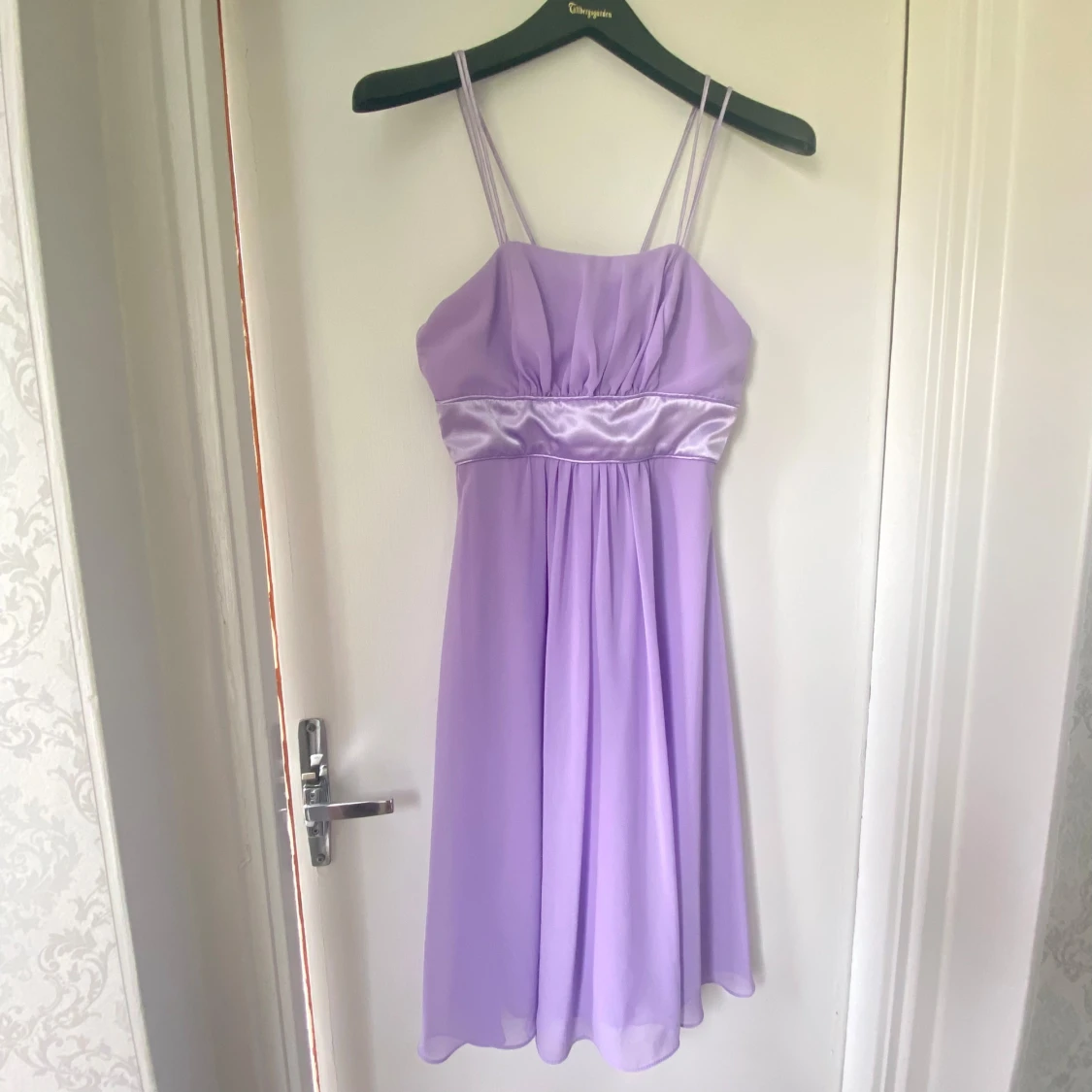 Ljuslila kortklänning med satinband - 1