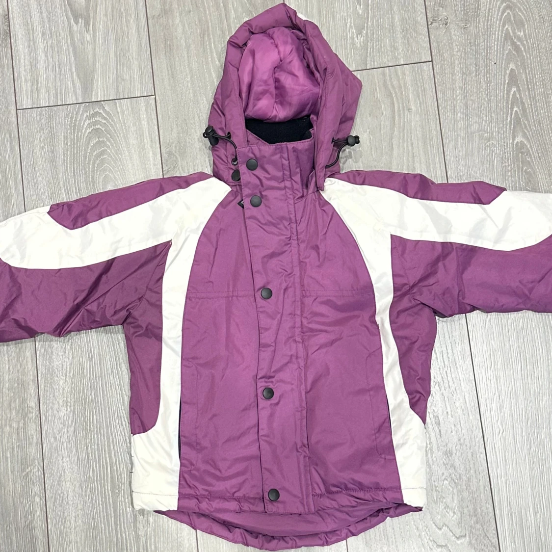 Lila och vit pufferjacka med huva för barn