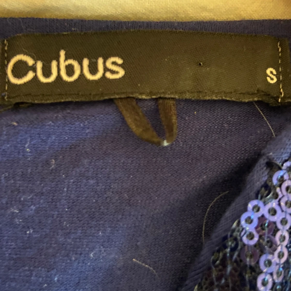 Mörkblå paljettlinne från Cubus - 2