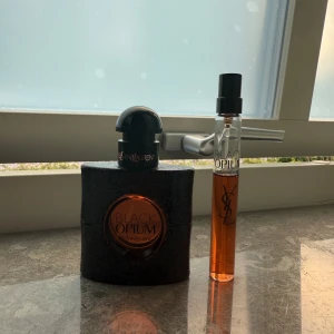 YSL Black Opium parfym duo - Ca 45ml black opium parfym från ysl, kostar 1000kr ny. Kan skickas i original presentasken. 