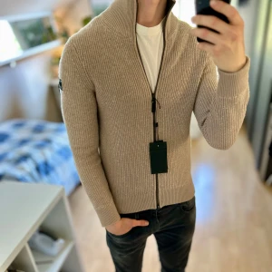 J.lindeberg Cardigan - -  Fint skick, ganska nopprig däremot, inga hål eller fläckar. Storlek S passar dig som är mellan 175-185cm. Nypris ca 3500kr. Tags medföljer inte. Modellen är 185 cm, 79 kg. Skriv för mer information!🤝