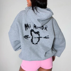 Grå hoodie från Mira Paris - Grå hoodie från Mira Paris med ”Mi Amor” insytt på ryggen. Knappt använd, nypris 1700
