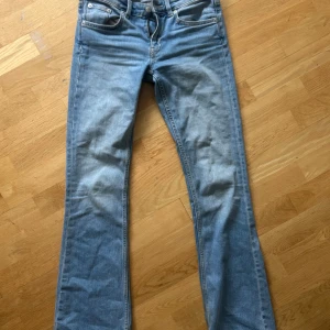 Ljusblå bootcut jeans från Levi's - Säljer dessa lågmidjade bootcut medelblå jeansen, använda max 2 gånger, skriv för fler bilder då denna bild inte visar jeansen så tydligt detaljerat, nypris 400!