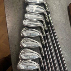 JPX Forged - Snyggt set med Mizuno JPX Forged golfklubbor i toppskick! Perfekt för dig som vill ta ditt golfspel till nästa nivå. Kvalitetsklubbor med modern design och grym känsla – redo för både träning och tävling. Passar unga golfare som vill sticka ut på banan.