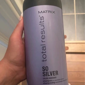 Matrix So Silver Shampoo  - Matrix Total Results So Silver Shampoo i stor flaska. Lila plastflaska med svart lock, perfekt för att neutralisera gula toner i blont eller grått hår. Ger en fräsch, kall nyans och är populär bland de som vill ha silvriga toner.