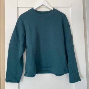 Mörkgrön sweatshirt från Zara - Enkel och snygg mörkgrön sweatshirt från Zara med rund hals och långa ärmar. I storlek S. 