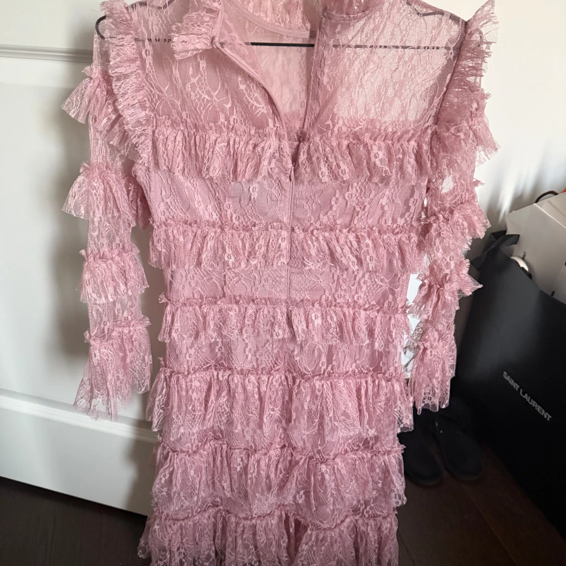 Rosa spetsklänning från By Malina - 2