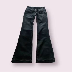 Marinblåa bootcut jeans - Marinblåa bootcut jeans med låg midja och fina fickor framtill! Storlek 36💘